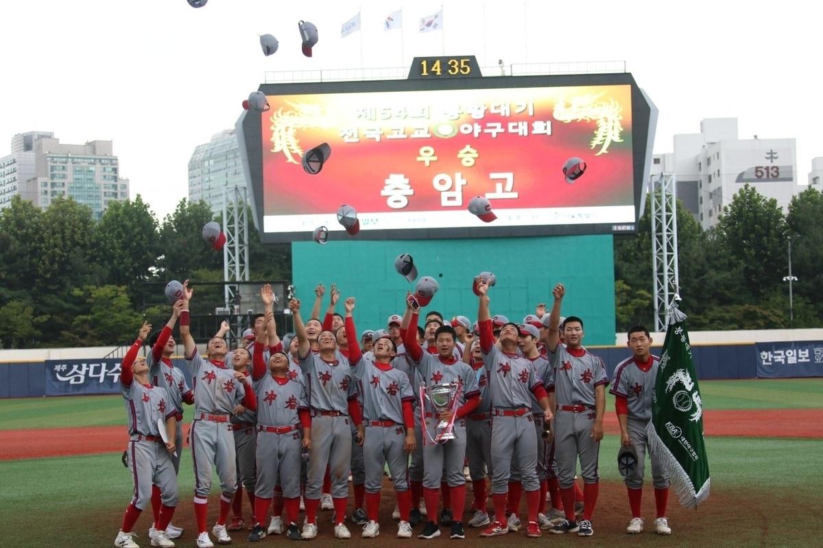 본문 이미지 - 충암고가 28일 서울 목동구장에서 열린 제54회 봉황대기 전국고교야구대회 결승에서 마산용마고를 꺾고 우승한 뒤 세리머니를 하고 있다. (대한야구소프트볼협회 제공)