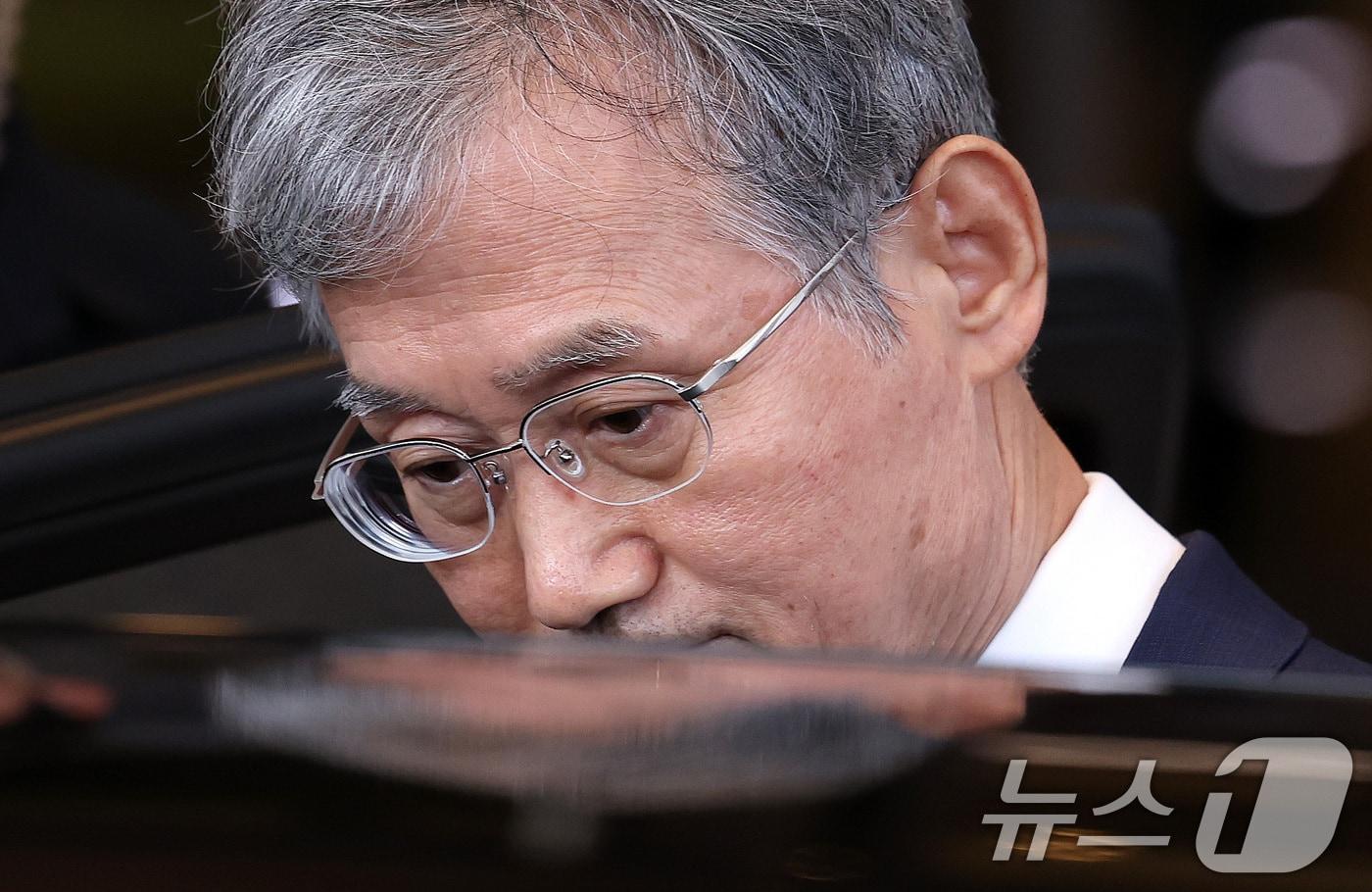 본문 이미지 - 조희대 대법원장이 28일 오후 서울 서초동 대법원 청사에서 퇴근하고 있다. 2026.8.28 ⓒ 뉴스1 박지혜 기자