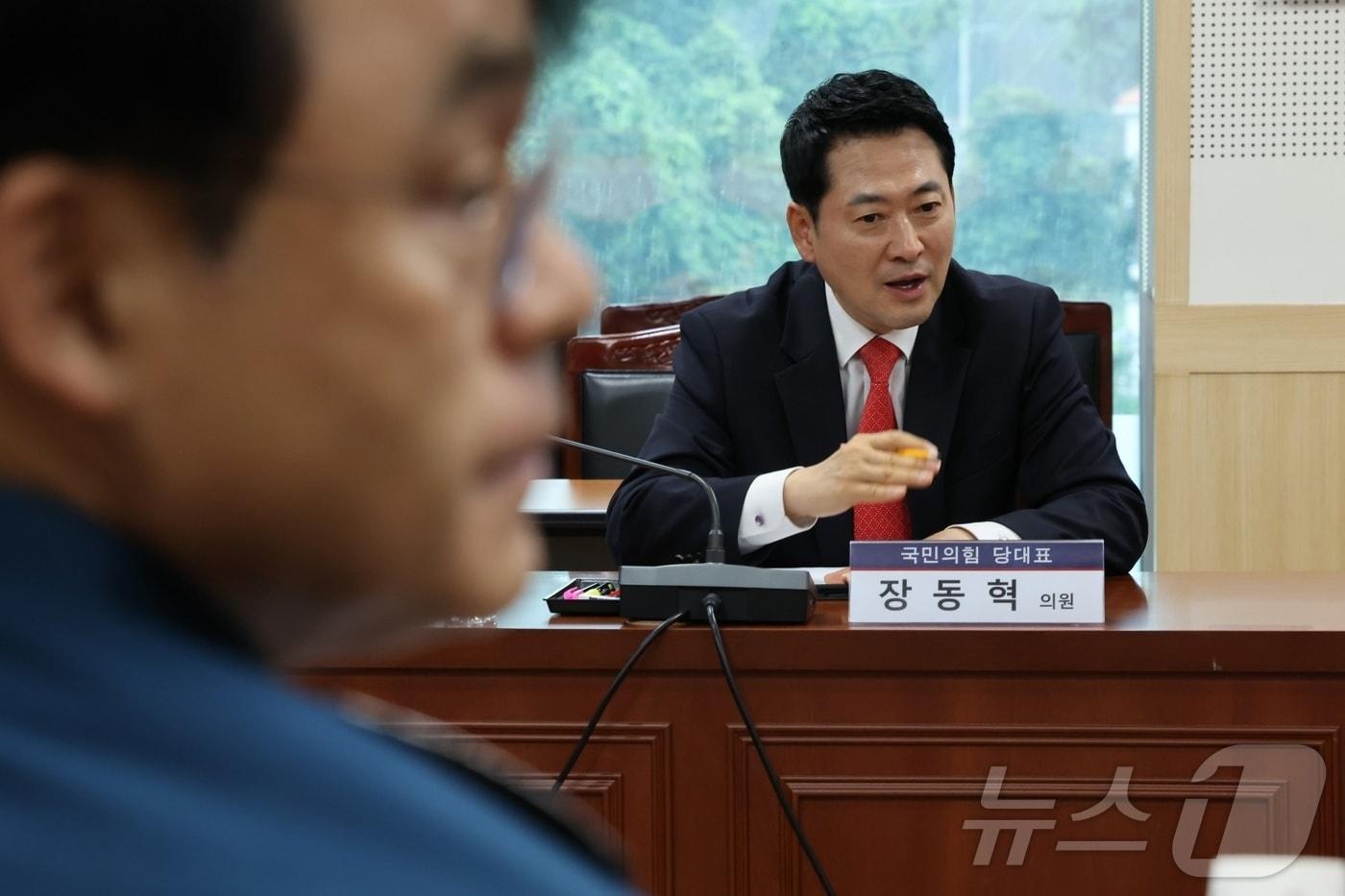 본문 이미지 - 장동혁 국민의힘 대표가 28일 제주시 제주경찰청에서 '제주 실종 허위종결 사건'과 관련해 고평기 청장과 면담을 하고 있다. (국민의힘 제공. 재판매 및 DB금지) 2026.8.28 ⓒ 뉴스1