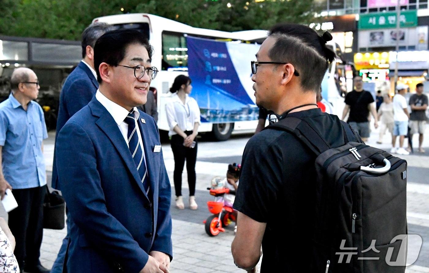 본문 이미지 - 이기형 김포시장이 28일 김포골드라인 구래역에서 만난 시민 의견을 청취하고 있다.(경기 김포시 제공/뉴스1)