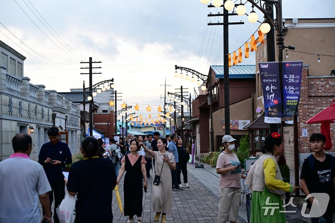 본문 이미지 - 28일 강경근대역사문화거리 일원에서 '2026 강경국가유산야행'의 막이 올랐다.(논산시 제공.재판매 및 DB금지)/뉴스1