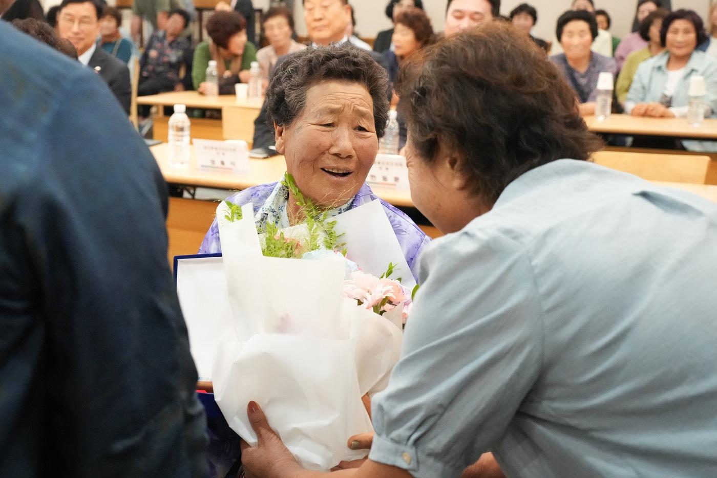 본문 이미지 -  29일 서귀포시 성산포수협에서 열린 '해녀 은퇴식'.(제주도 제공. 재판매 및 DB 금지)/뉴스1
