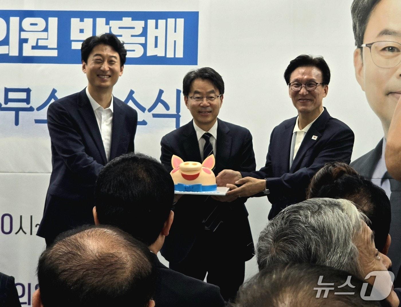 본문 이미지 - 박홍배 국회의원(가운데)과 김민석 더불어민주당 대표(오른쪽), 서태경 사상구청장이 29일 박 의원의 지역사무소 개소식에서 복을 기원하는 의미를 담은 돼지 모양의 축하 케이크를 들고 기념촬영을 하고 있다.2026.8.29 ⓒ 뉴스1 이주현 기자