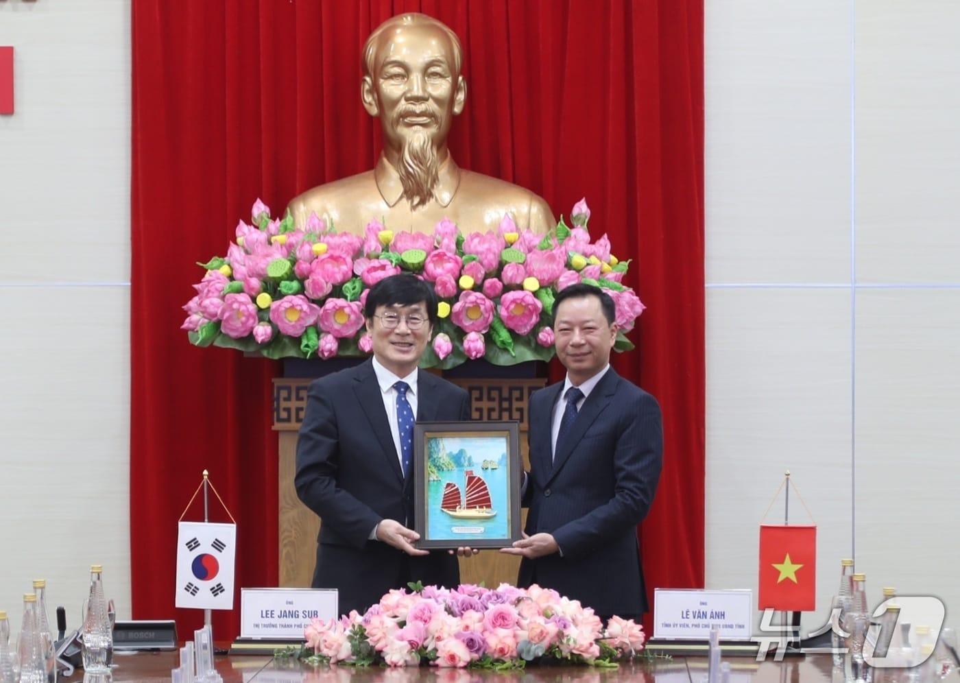 본문 이미지 - 왼쪽부터 이장섭 청주시장,  꽝닌시 레  반 아인 인민위원회 부위원장.(시 제공. 재판매 및 DB금지)