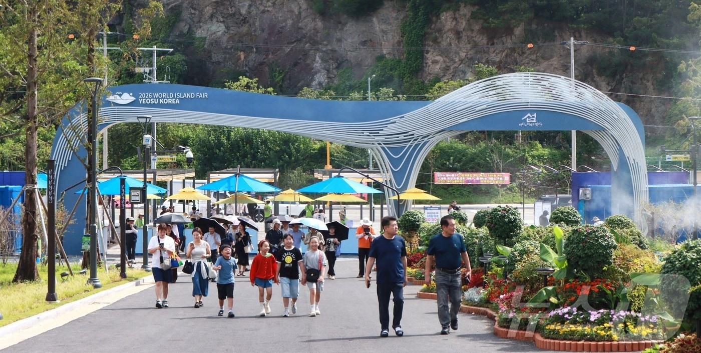 본문 이미지 - 2026여수세계섬박람회가 29일 시민 2만명을 초청한 '프리뷰 데이' 행사에 방문객들이 입장하고 있다. (여수세계섬박람회 조직위원회 제공. 재판매 및 DB금지) 