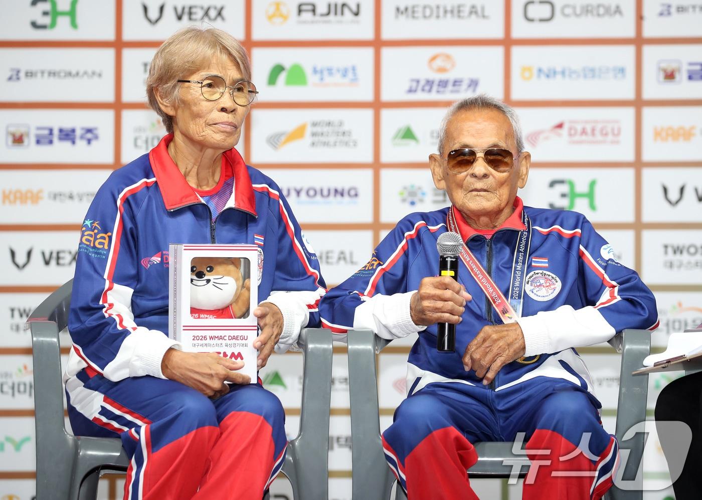 본문 이미지 - 29일 대구스타디움 서편광장에서 열린 '2026 대구세계마스터즈육상경기대회' 창던지기 종목 시상식에서 이번 대회 최고령 참가자로 출전해 금메달을 차지한 사왕 잔프람(106·태국) 선수와 딸 시리판(74)이 수상 소감을 밝히고 있다. 2026.8.29 ⓒ 뉴스1 공정식 기자
