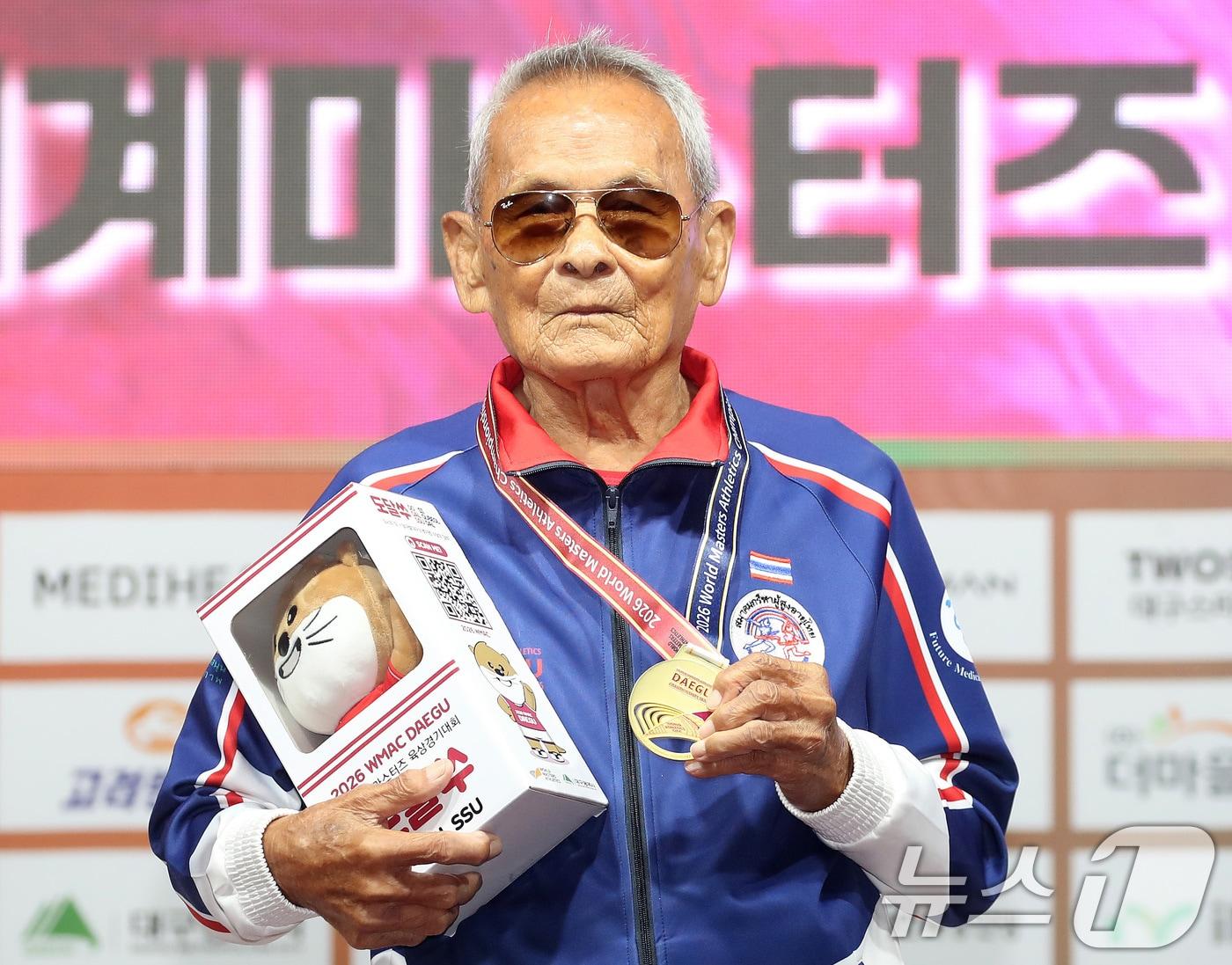본문 이미지 - 29일 대구스타디움 서편광장에서 열린 '2026 대구세계마스터즈육상경기대회' 창던지기 종목 시상식에서 이번 대회 최고령 참가자로 출전해 금메달을 차지한 사왕 잔프람(106·태국) 선수가 포즈를 취하고 있다. 2026.8.29 ⓒ 뉴스1 공정식 기자