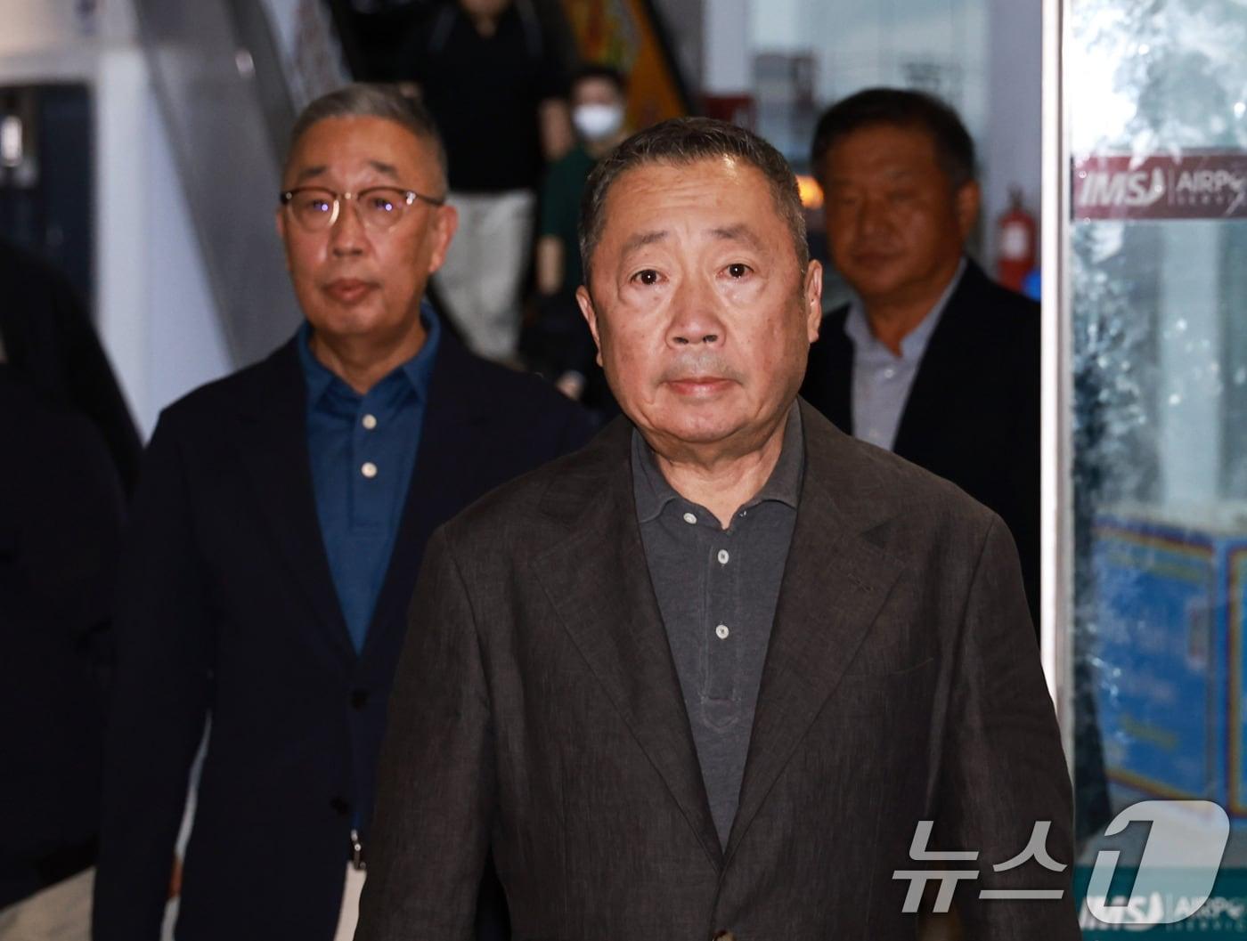 본문 이미지 - 두산그룹 박정원 회장과 박지원 부회장이 29일 오후(현지시간) 두산에너빌리티 실종자 수색 지원을 위해 네팔 카트만두 트리부반 국제공항에 도착하고 있다. 2026.8.29 ⓒ 뉴스1 구윤성 기자