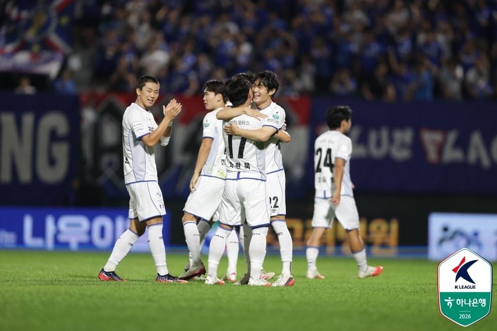 본문 이미지 - 수원 삼성이 김포FC 원정에서 승리하며 K리그2 7경기 연속 무패를 이어갔다. (한국프로축구연맹 제공)