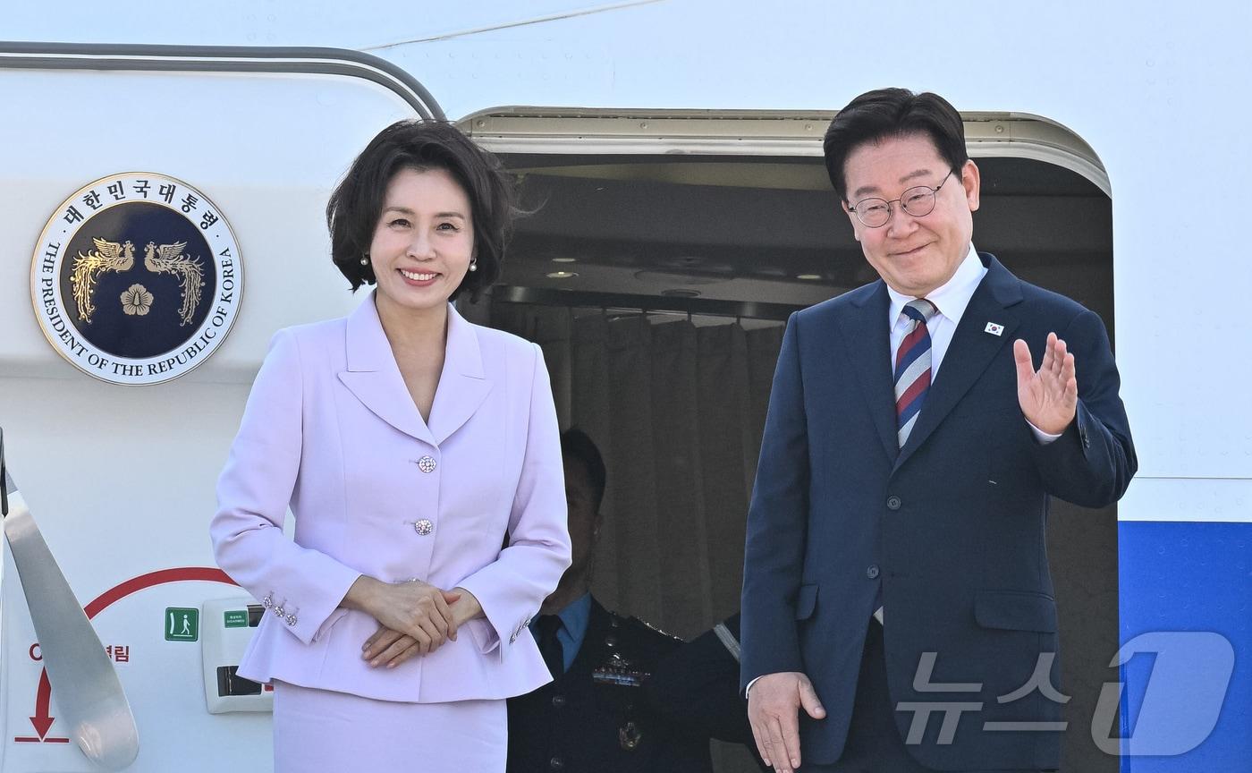 본문 이미지 - 이재명 대통령과 김혜경 여사가 2일(현지시간) 독일 프랑크푸르트 국제공항에서 공군1호기에 올라 환송객들에게 인사하고 있다. 2026.8.3 ⓒ 뉴스1 허경 기자