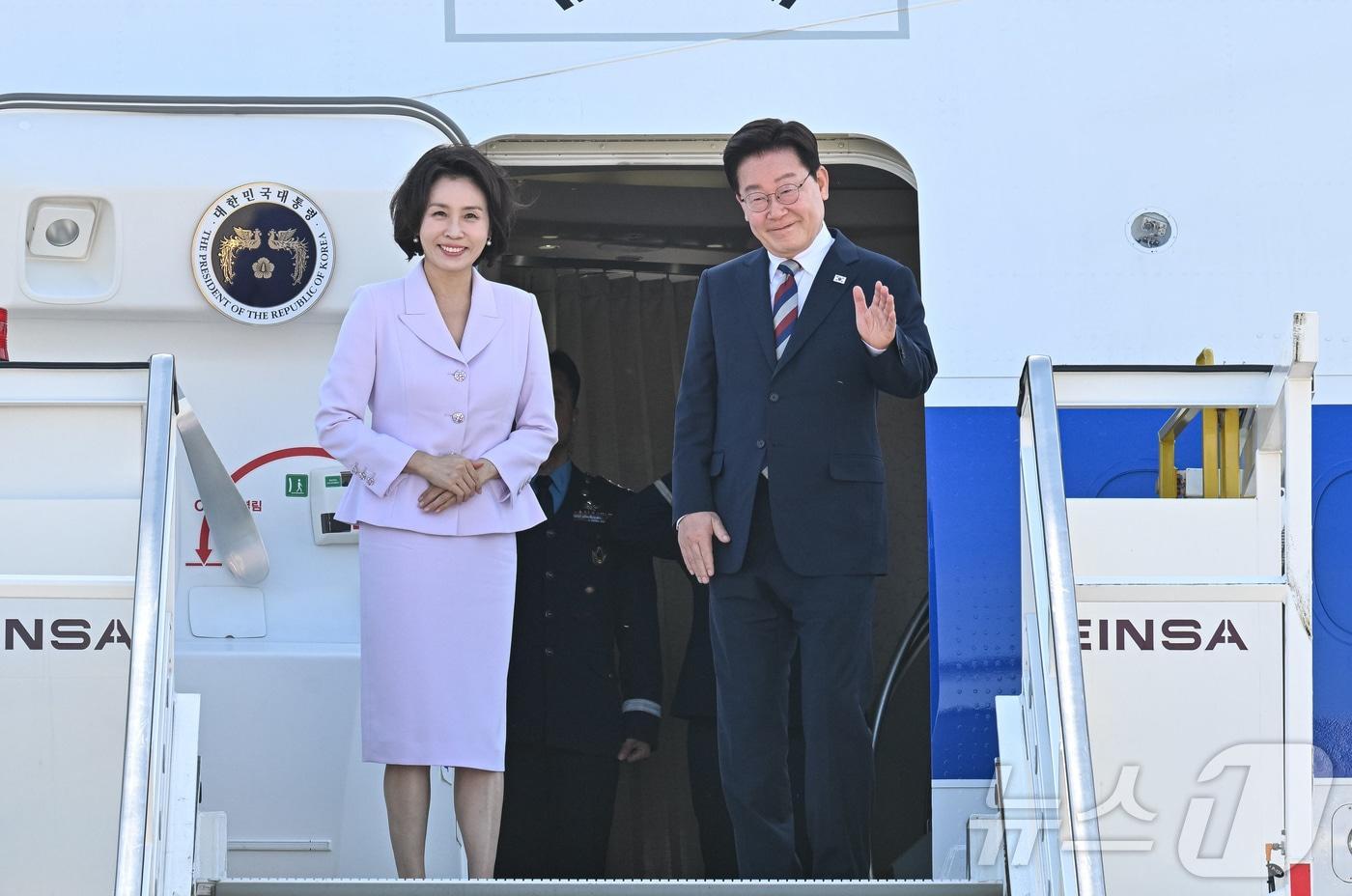본문 이미지 - 이재명 대통령과 김혜경 여사가 2일(현지시간) 독일 프랑크푸르트 국제공항에서 공군1호기에 올라 환송객들에게 인사하고 있다. 2026.8.3 ⓒ 뉴스1 허경 기자