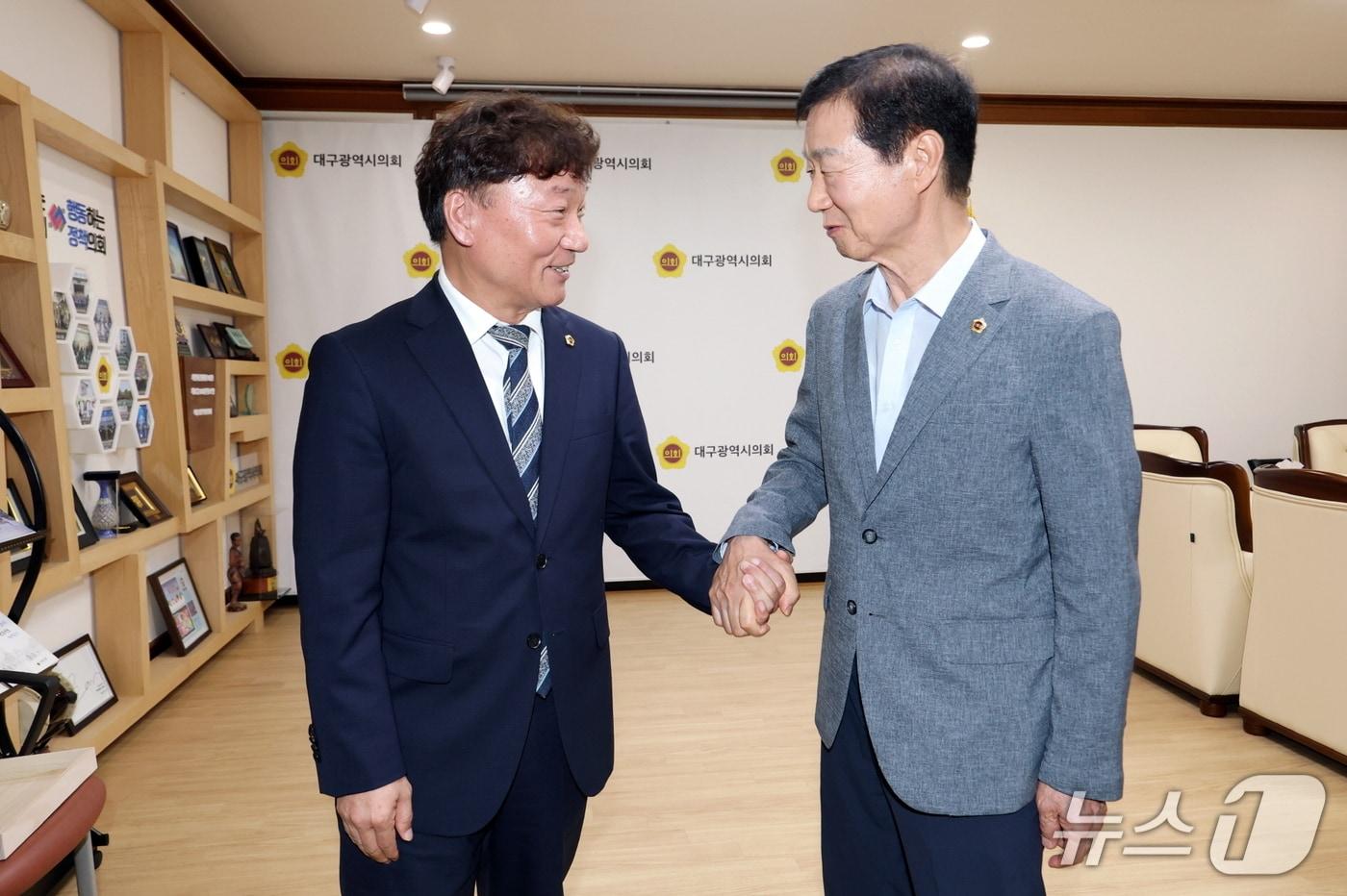 본문 이미지 - 남종섭 경기도의회 의장(왼쪽)이 지난달 31일 대구광역시의회를 찾아 임인환 의장과 지방의회법 제정을 위한 광역의회 간 연대 강화 방안을 논의했다.(경기도의회 제공. 재판매 및 DB금지)/뉴스1