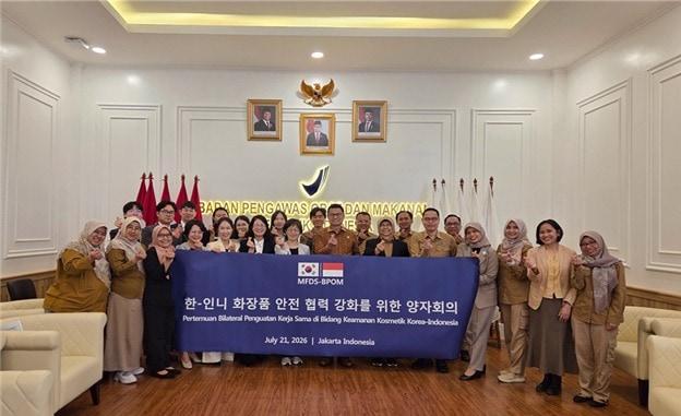 본문 이미지 - 지난달 21일 열린 식약처-인니식약청(BPOM) 화장품 안전 협력 강화 양자회의에서 참석자들이 기념 촬영을 하고 있다. (식약처 제공)