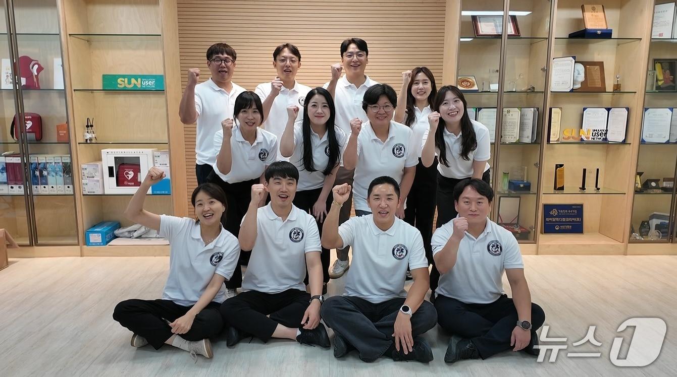 본문 이미지 - 순직 소방공무원 유가족 자녀를 위해 장학금 730만 원을 기탁 후 단체사진