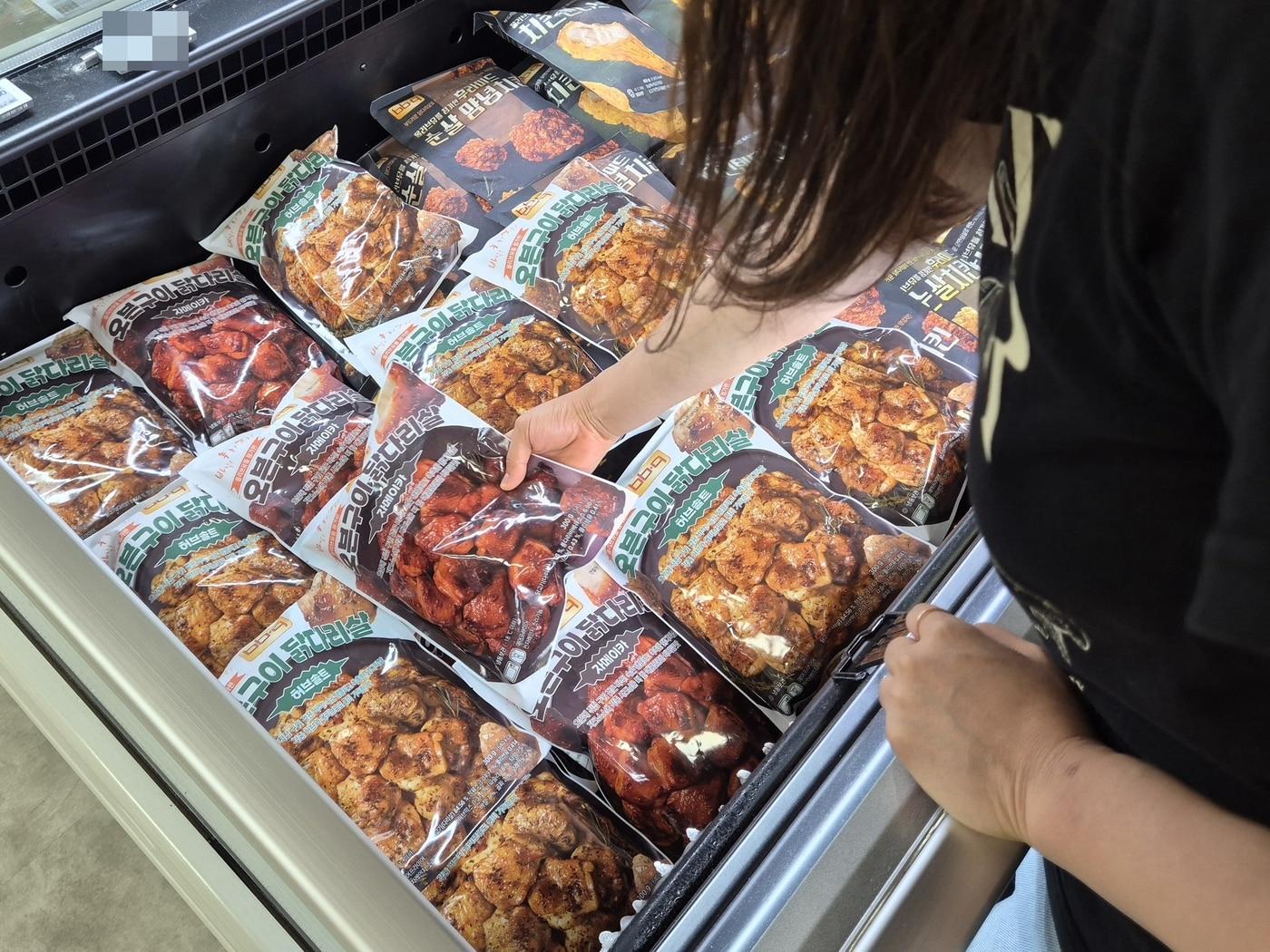 본문 이미지 - BBQ가 가정간편식 제품인 'BBQ 오븐구이 닭다리살'을 온라인에 이어 롯데마트에서 판매를 시작했다.(BBQ치킨 제공)