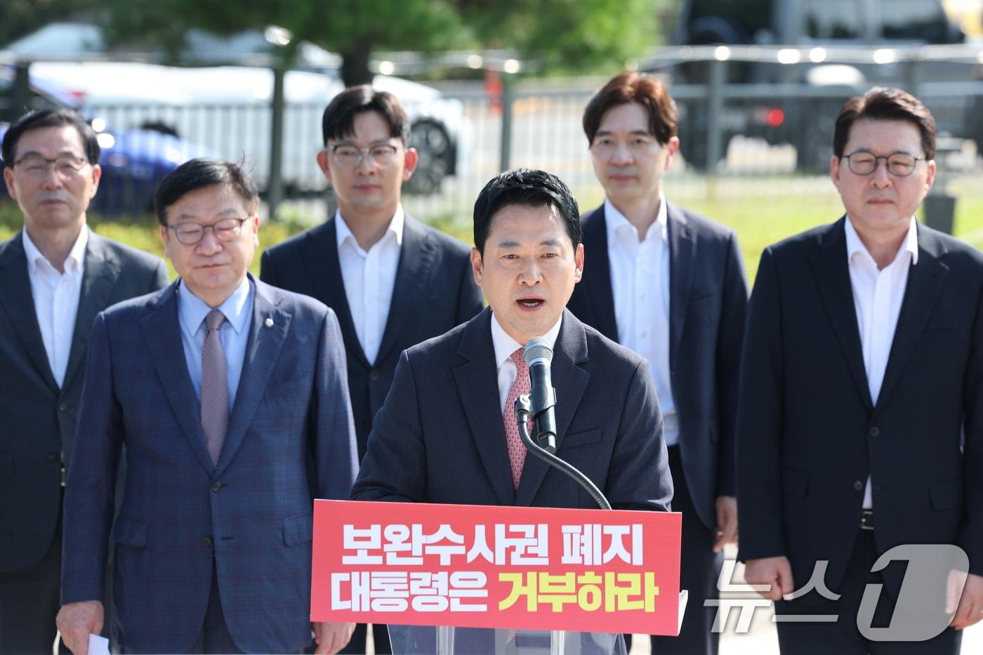 본문 이미지 - 장동혁 국민의힘 대표가 3일 오전 서울 종로구 청와대 사랑재 분수대 앞에서 열린 '보완수사권 폐지 악법 거부권 촉구 현장 최고위원회의'에 참석해 모두 발언을 하고 있다. 2026.8.3 ⓒ 뉴스1 안은나 기자