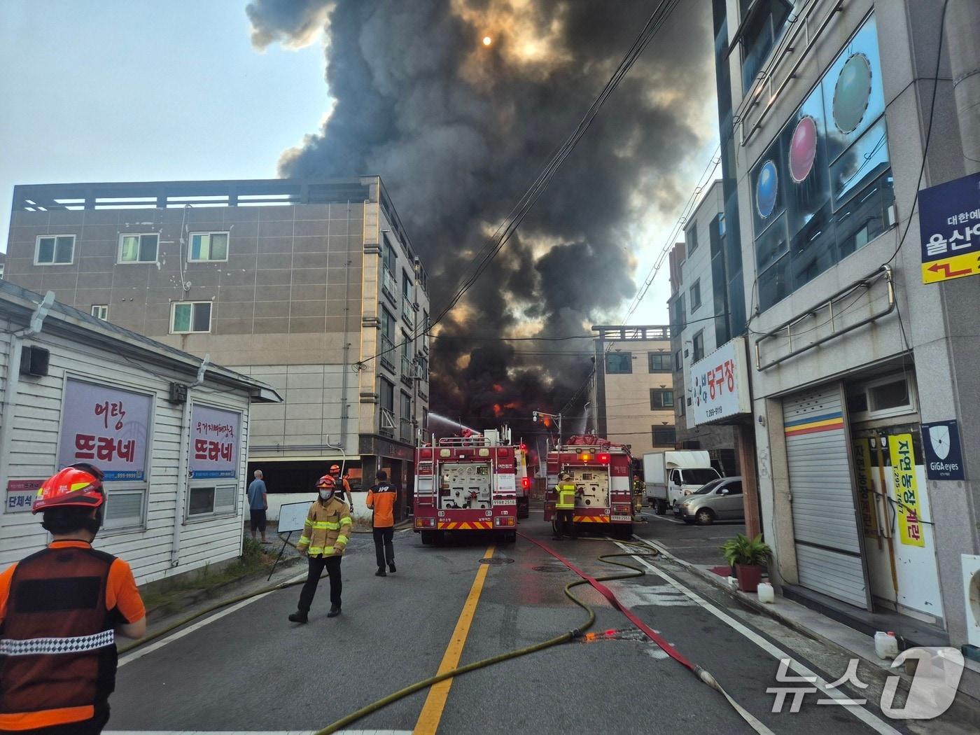 본문 이미지 - 울산 소방이 3일 오전 8시 20분께 울산 남구 한 페인트 공장에서 난 불을 끄고 있다.(울산소방본부 제공. 재판매 및 DB금지)/뉴스1