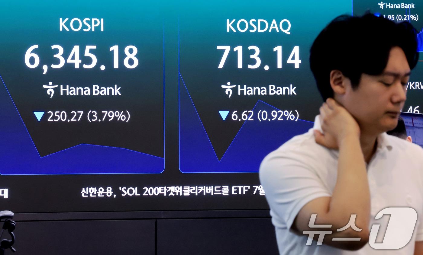 본문 이미지 - 3일 서울 중구 하나은행 본점 딜링룸 전광판에 개장 시황이 나타나고 있다. 2026.8.3 ⓒ 뉴스1 이호윤 기자