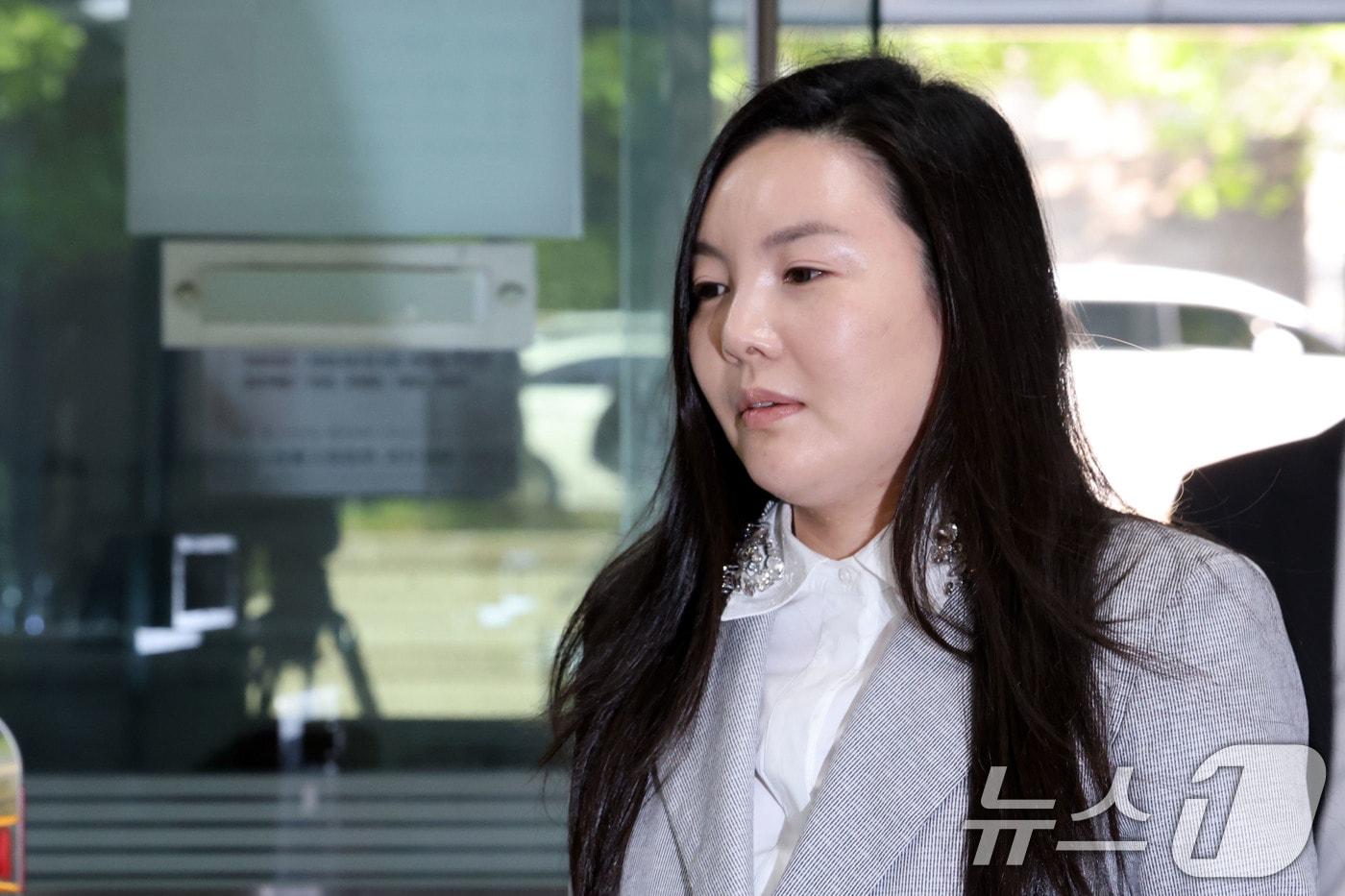 본문 이미지 - 300억 원대 사기 혐의를 받는연예기획사 원헌드레드 레이블 차가원 대표가 3일 오전 서울 서초구 서울중앙지방법원에서 열린 구속 전 피의자 심문(영장실질심사)에 출석하고 있다. 2026.8.3 ⓒ 뉴스1 이광호 기자