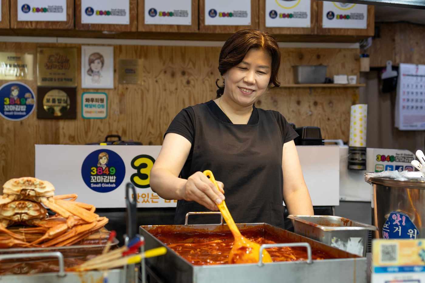 본문 이미지 - 속초관광수산시장 3849 분식 사장님.(쿠팡이츠 제공)