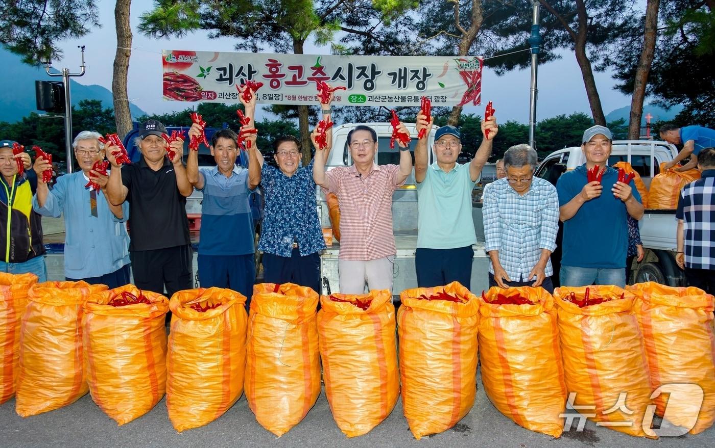 본문 이미지 - 송인헌 괴산군수와 고추생산농가들이 3일 오전 괴산 홍고추 직거래시장 개장을 자축하고 있다.(괴산군 제공. 재판매 및 DB금지)/뉴스1