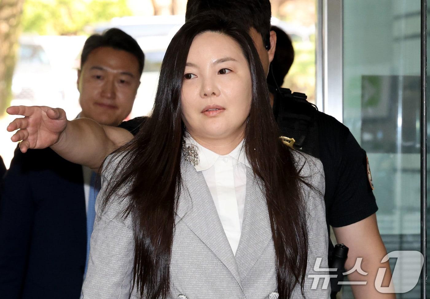 본문 이미지 - 300억 원대 사기 혐의를 받는 연예기획사 원헌드레드 레이블 차가원 대표가 3일 오전 서울 서초구 서울중앙지방법원에서 열린 구속 전 피의자 심문(영장실질심사)에 출석하고 있다. 2026.8.3 ⓒ 뉴스1 이광호 기자