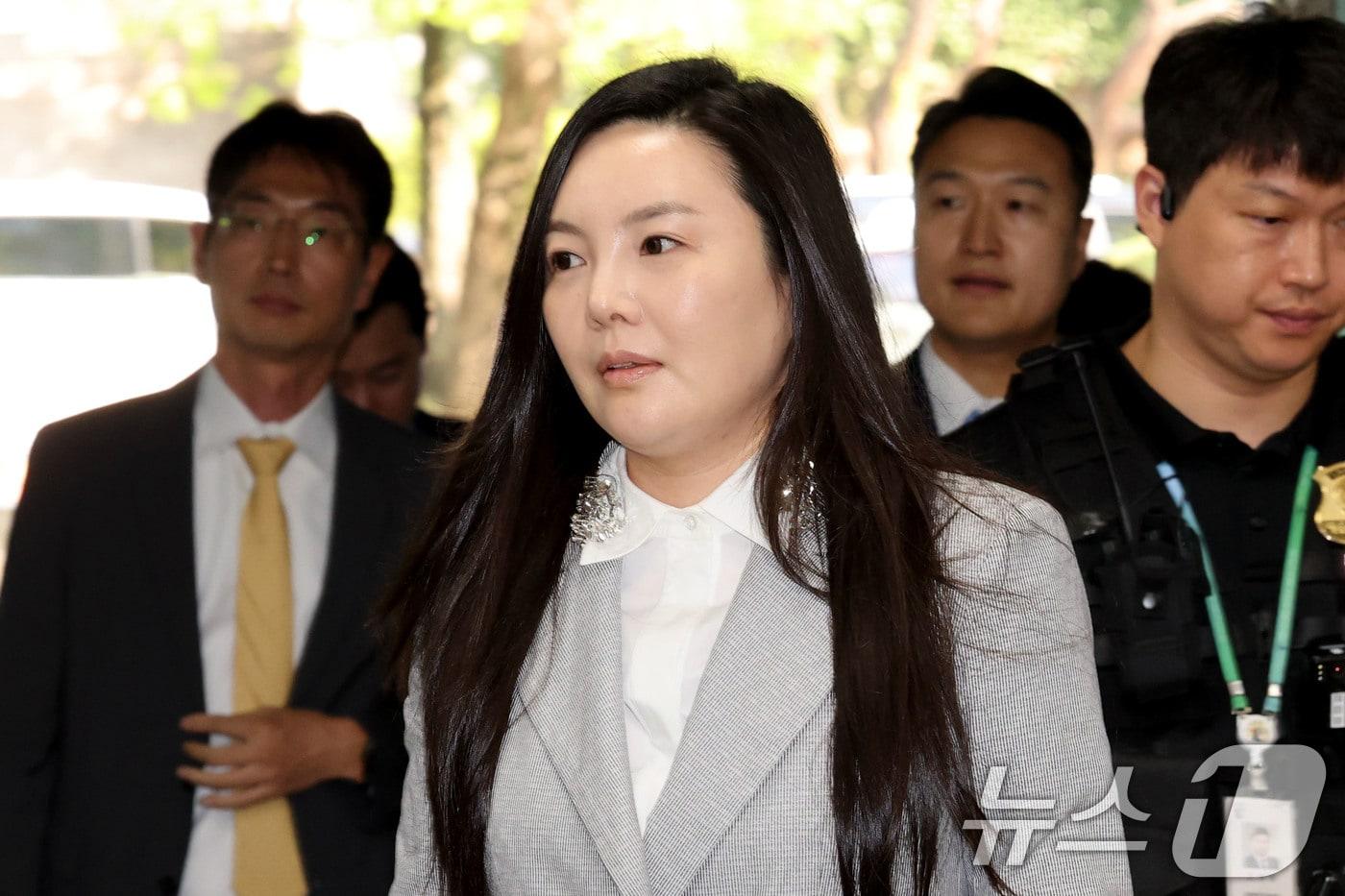 본문 이미지 - 300억 원대 사기 혐의를 받는 연예기획사 원헌드레드 레이블 차가원 대표가 3일 오전 서울 서초구 서울중앙지방법원에서 열린 구속 전 피의자 심문(영장실질심사)에 출석하고 있다. 2026.8.3 ⓒ 뉴스1 이광호 기자