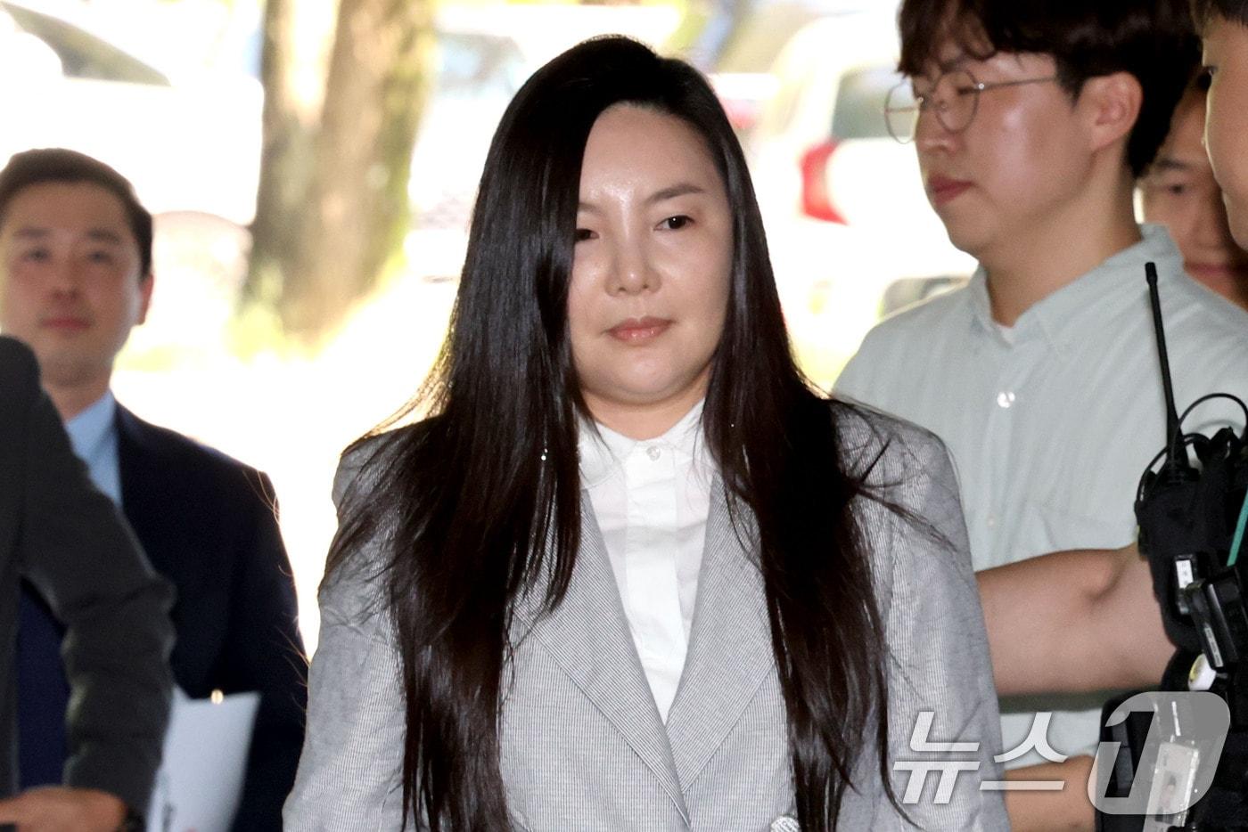 본문 이미지 - 300억 원대 사기 혐의를 받는 연예기획사 원헌드레드 레이블 차가원 대표가 서울 서초구 서울중앙지방법원에서 열린 구속 전 피의자 심문(영장실질심사)에 출석하고 있다. 2026.8.3 ⓒ 뉴스1 이광호 기자