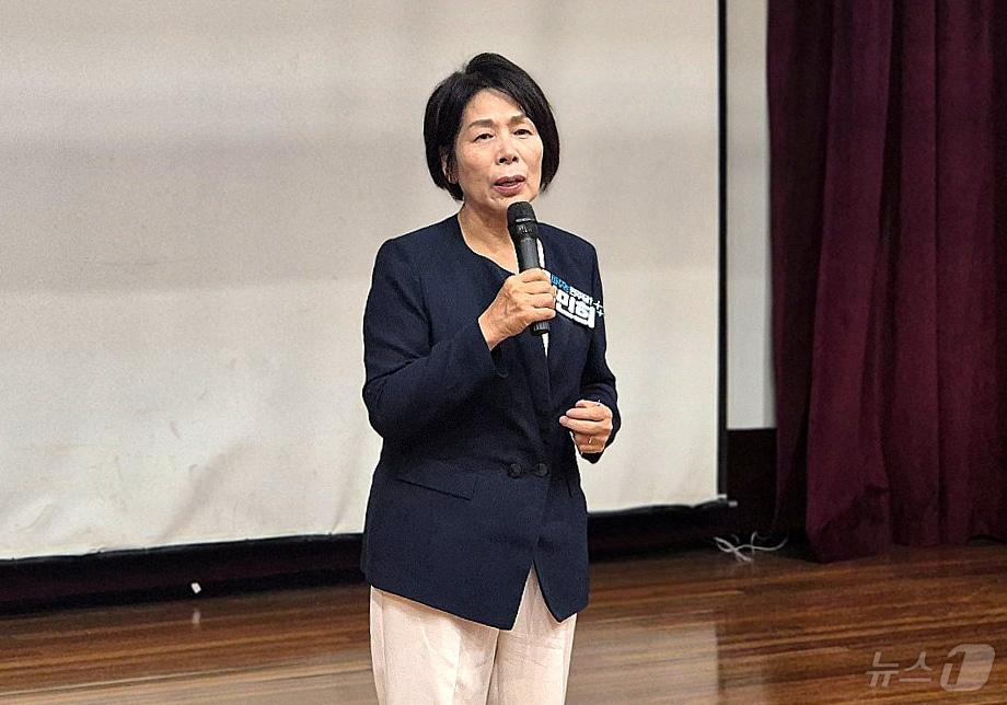 본문 이미지 - 최민희 더불어민주당 최고위원 후보가 3일 오전 강릉문화원에서 열린 강릉 당원 토크콘서트에서 당원들과 대화하고 있다. 이날 토크콘서트에는 정청래 당대표 후보도 함께했다. 2026.8.3 ⓒ 뉴스1 윤왕근 기자