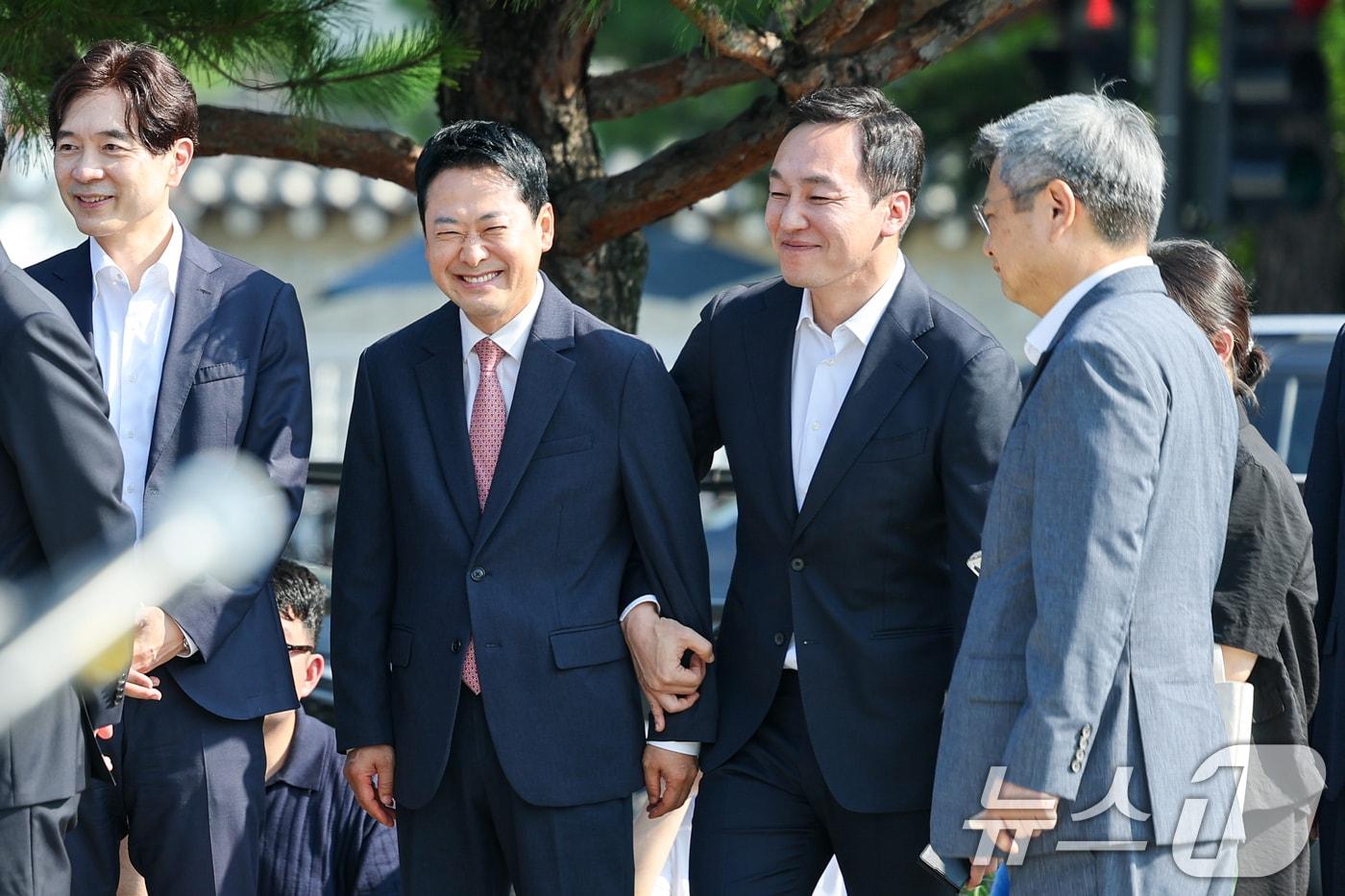 본문 이미지 - 김민수 국민의힘 최고위원이 지난 3일 오전 서울 종로구 청와대 사랑채 분수대 앞에서 열린 '보완수사권 폐지 악법 거부권 촉구 현장 최고위원회의'에 참석해 장동혁 대표 팔짱을 끼고 있다. 2026.8.3 ⓒ 뉴스1 안은나 기자
