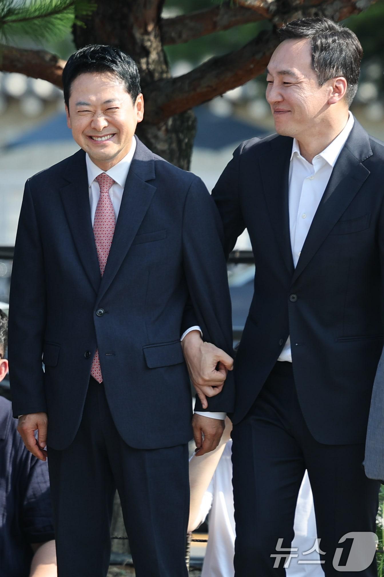본문 이미지 - 김민수 국민의힘 최고위원이 지난 3일 오전 서울 종로구 청와대 사랑채 분수대 앞에서 열린 '보완수사권 폐지 악법 거부권 촉구 현장 최고위원회의'에 참석해 장동혁 대표 팔짱을 끼고 있다. 2026.8.3 ⓒ 뉴스1 안은나 기자