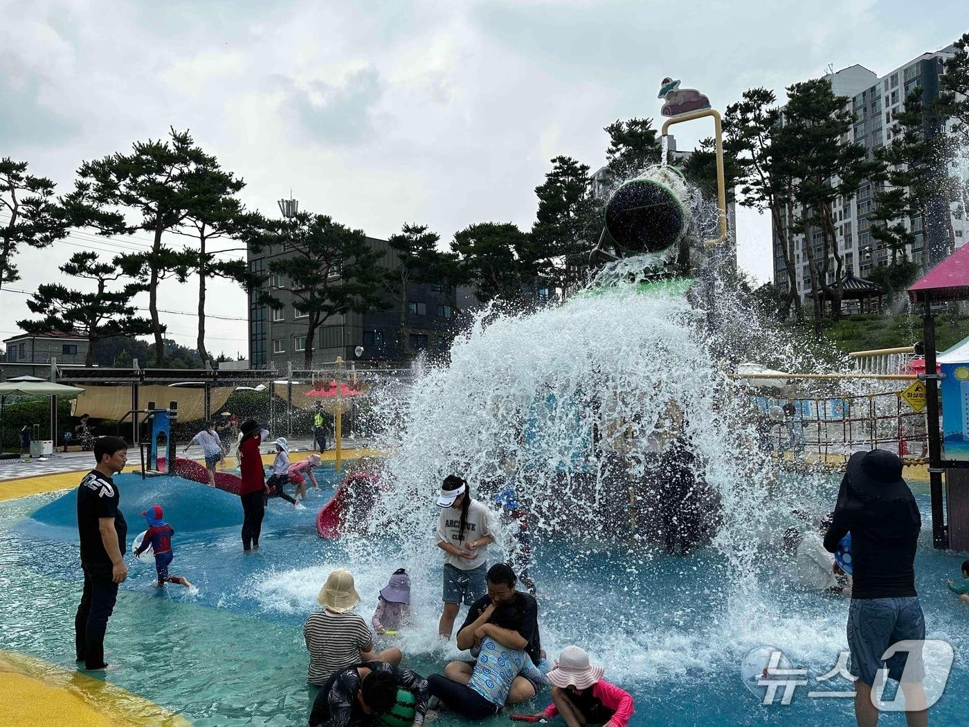 본문 이미지 - 금산군 아인수림공원 어린이 물놀이장이 개장 이후 7월 말까지 5445명이 찾으며 여름철 가족 나들이 명소로 인기를 끌고 있다.(금산군 제공. 재판매 및 DB금지)/뉴스1