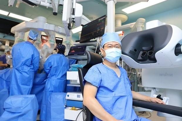 본문 이미지 - 김홍관 삼성서울병원 폐식도외과 과장이 다빈치5로 폐암 수술을 진행하고 있다. (병원 제공)