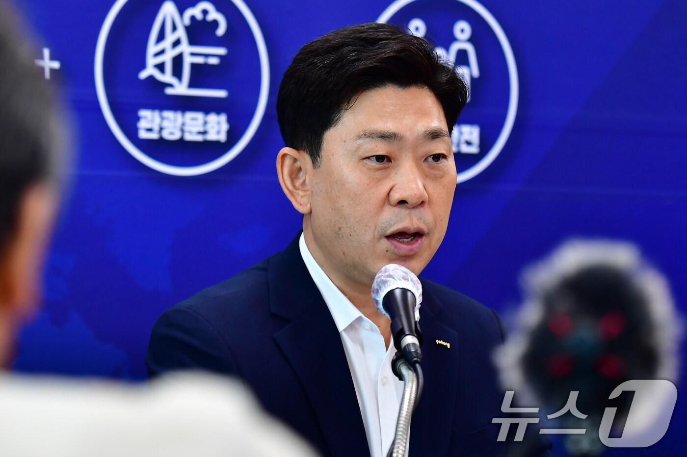 본문 이미지 - 박용선 경북 포항시장이 3일 오전 민선 9기 취임 한 달 기자간담회에서 시정 운영 방향 등에 대해 발언하고 있다. 박 시장은 "선거 운동 기간 동안 시민들과 한 약속을 지키기 위해 민생현장을 찾고 있다"며 "더 꼼꼼하게 민생현안 등을 챙기겠다"고 말했다. 2026.8.3 ⓒ 뉴스1 최창호 기자
