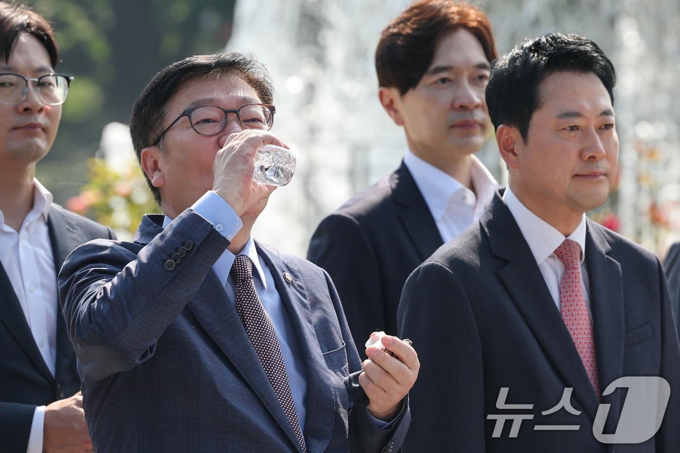 본문 이미지 - 정점식 국민의힘 원내대표가 지난 3일 오전 서울 종로구 청와대 사랑채 분수대 앞에서 열린 '보완수사권 폐지 악법 거부권 촉구 현장 최고위원회의'에 참석해 물을 마시고 있다. 오른쪽은 장동혁 대표. 2026.8.3 ⓒ 뉴스1 안은나 기자