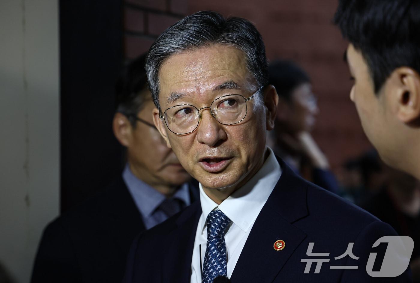 본문 이미지 - 정성호 법무부 장관이 3일 경기 과천시 정부과천청사 법무부에서 열린 신임검사 임관식을 마치고 취재진 질문에 답하고 있다. 2026.8.3 ⓒ 뉴스1 김도우 기자