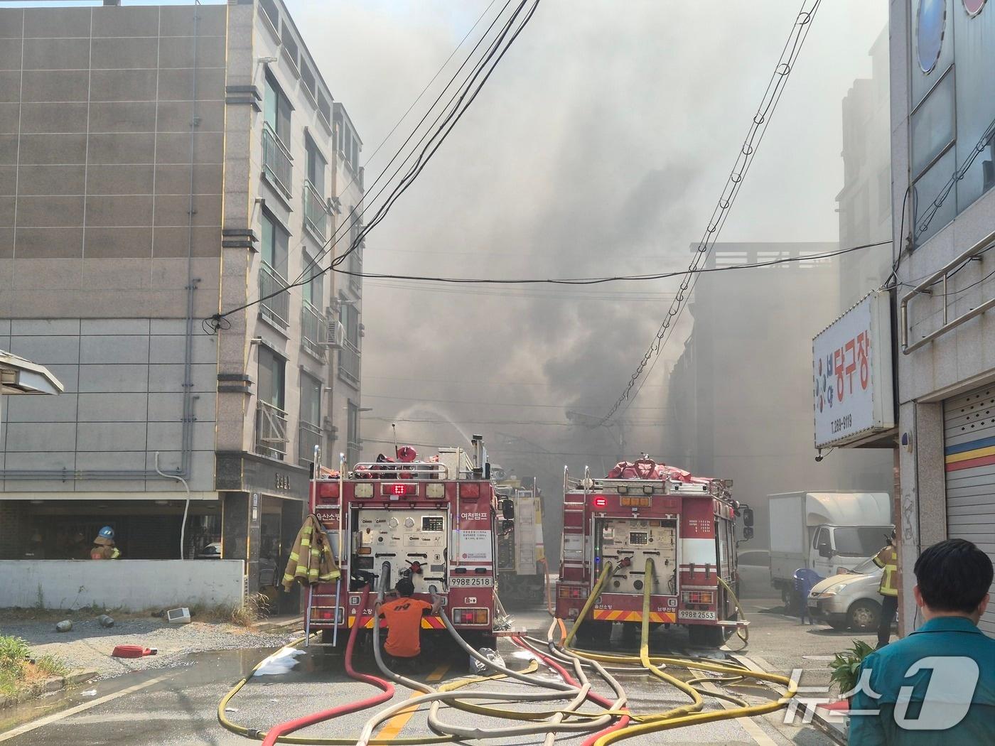 본문 이미지 - 3일 오전 8시 20분께 울산 남구 한 페인트 창고에서 불이 나 연기가 하늘로 퍼지고 있다. 2026.8.3 ⓒ 뉴스1 박정현 기자
