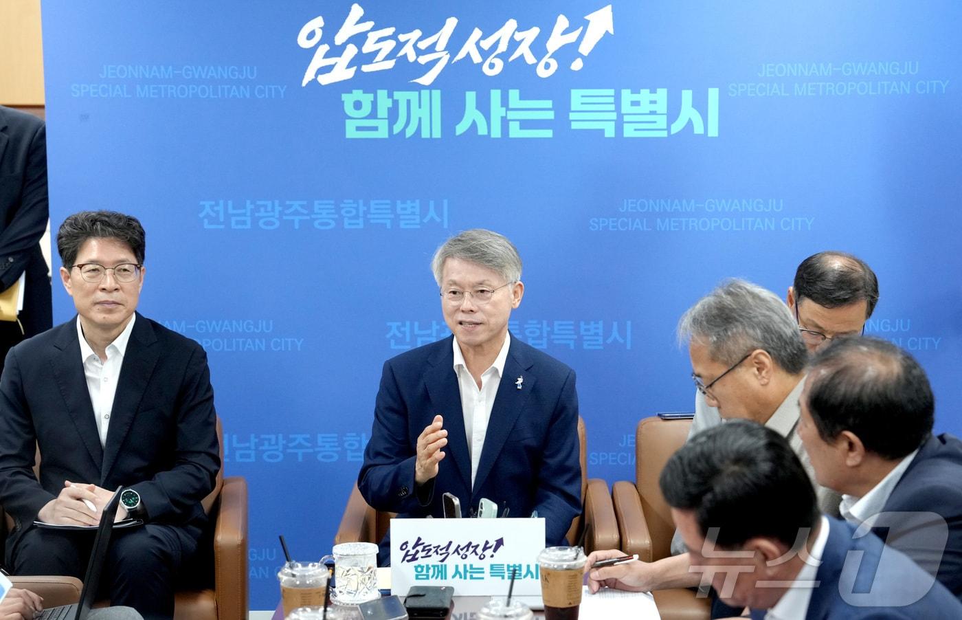 본문 이미지 - 민형배 전남광주통합특별시장이 3일 통합특별시 출범 한 달을 맞아 무안청사 기자실에서 ‘행정통합 어디까지 와있나’라는 주제로 기자간담회를 갖고 그동안의 성과 및 추진중인 통합과제 후속조치 계획 등을 발표하고 있다.(전남광주통합특별시 제공. 재판매 및 DB금지) 2026.8.3 ⓒ 뉴스1 전원 기자