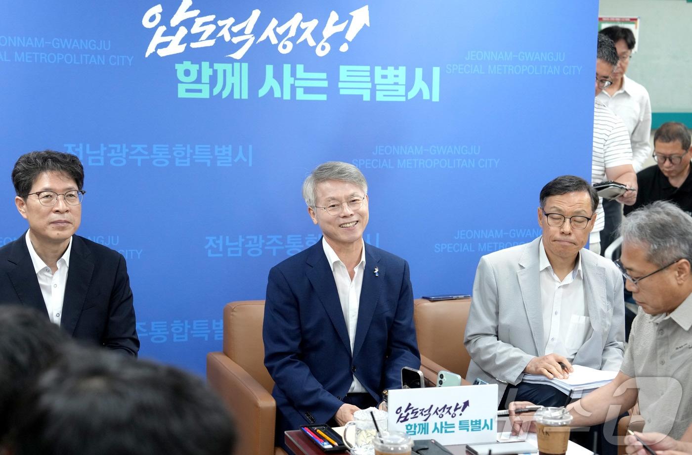 본문 이미지 - 민형배 전남광주통합특별시장이 3일 통합특별시 출범 한 달을 맞아 무안청사 기자실에서 ‘행정통합 어디까지 와있나’라는 주제로 기자간담회를 갖고 그동안의 성과 및 추진중인 통합과제 후속조치 계획 등을 발표하고 있다.(전남광주통합특별시 제공. 재판매 및 DB금지) 2026.8.3 ⓒ 뉴스1 전원 기자