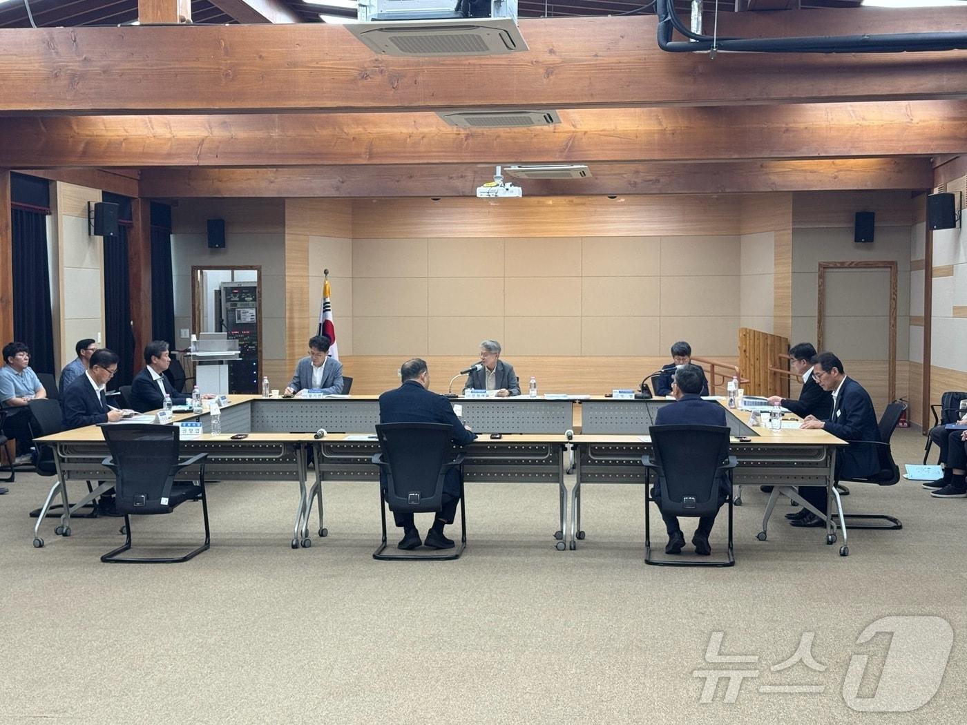 본문 이미지 - 전남광주통합특별시는 2일 오후 장흥에서 강성휘 목포시장, 손훈모 순천시장, 김원이 ·권향엽·김문수 국회의원, 송하철 목포대 총장, 이병운 순천대 총장과 대학 통합 및 의과대학 신설에 대한 회의를 진행하고 있다. (목포시 제공. 재판매 및 DB금지) ⓒ 뉴스1