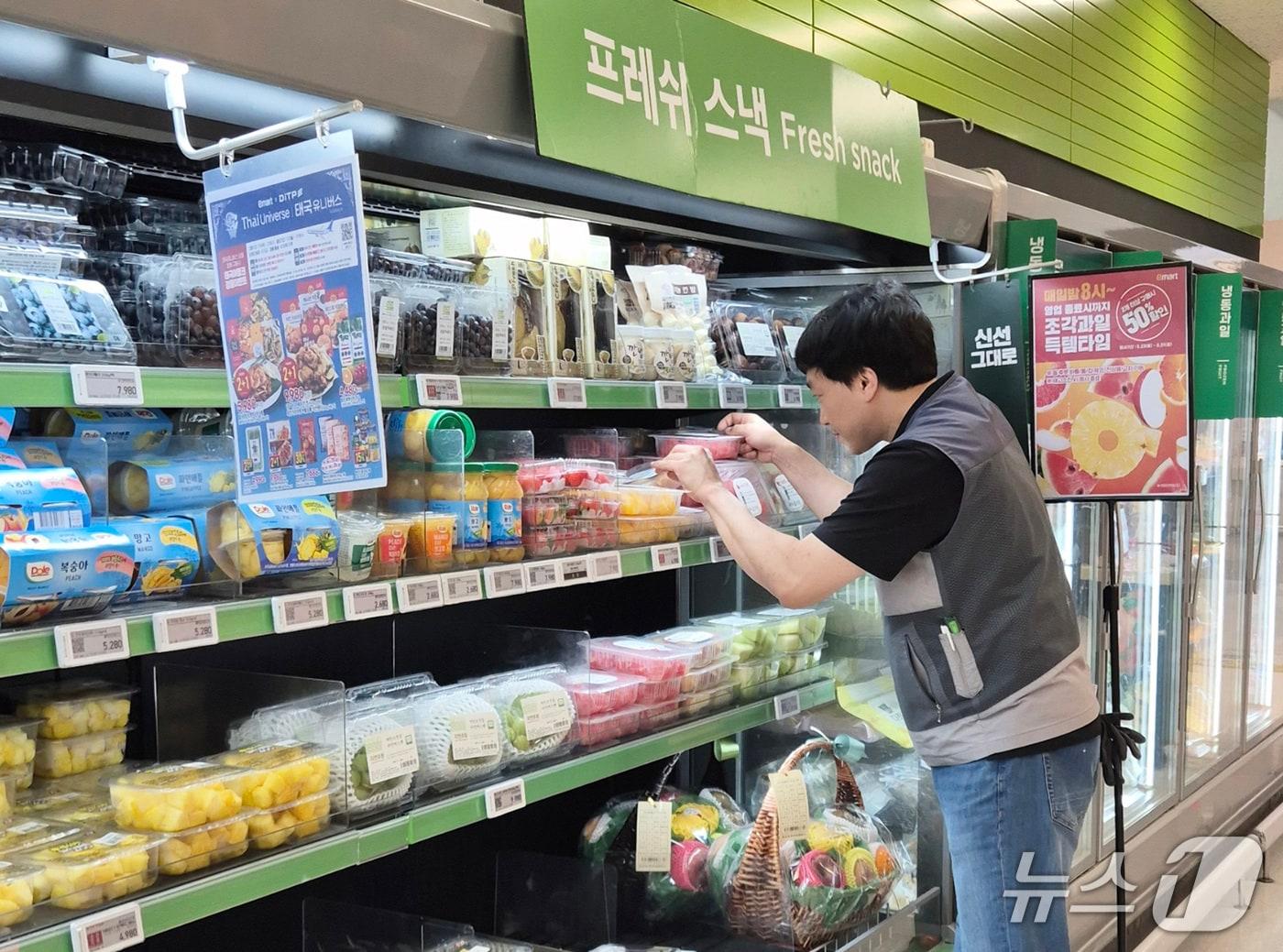 본문 이미지 - 이마트는 지난 7월 1일부터 여의도점과 여주점 등 11개 점포의 영업시간을 한시적으로 연장 운영하고 있다.(이마트 제공)