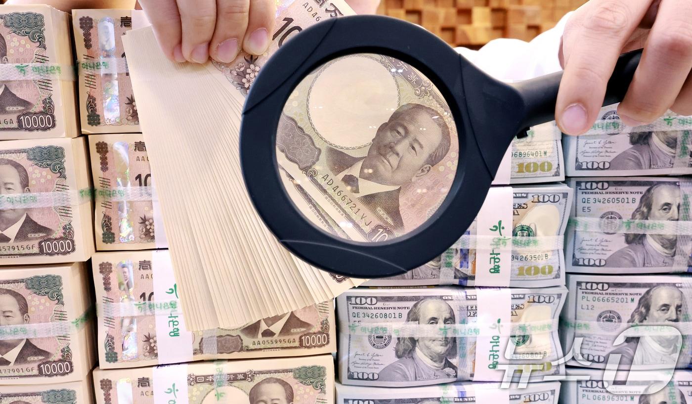 본문 이미지 - 미국과 일본 재무당국이 공동 성명을 통해 엔화 약세에 대응하기 위해 외환시장에 개입한 사실을 발표한 3일 서울 중구 명동 하나은행 위변조대응센터에서 직원이 달러와 엔화를 정리하고 있다. 2026.8.3 ⓒ 뉴스1 이호윤 기자