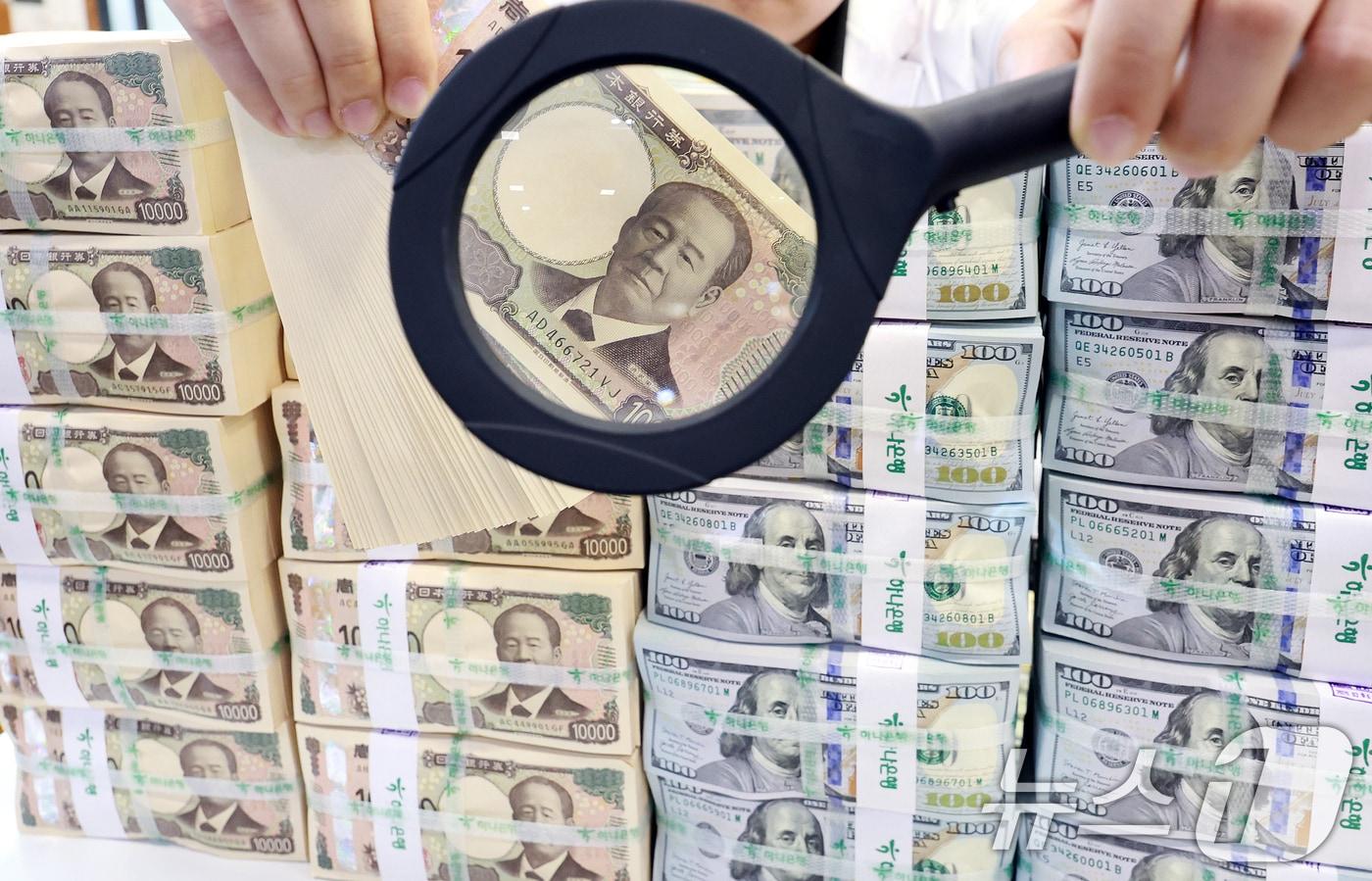 본문 이미지 - 미국과 일본 재무당국이 공동 성명을 통해 엔화 약세에 대응하기 위해 외환시장에 개입한 사실을 발표한 3일 서울 중구 명동 하나은행 위변조대응센터에서 직원이 달러와 엔화를 정리하고 있다.. 2026.8.3 ⓒ 뉴스1 이호윤 기자