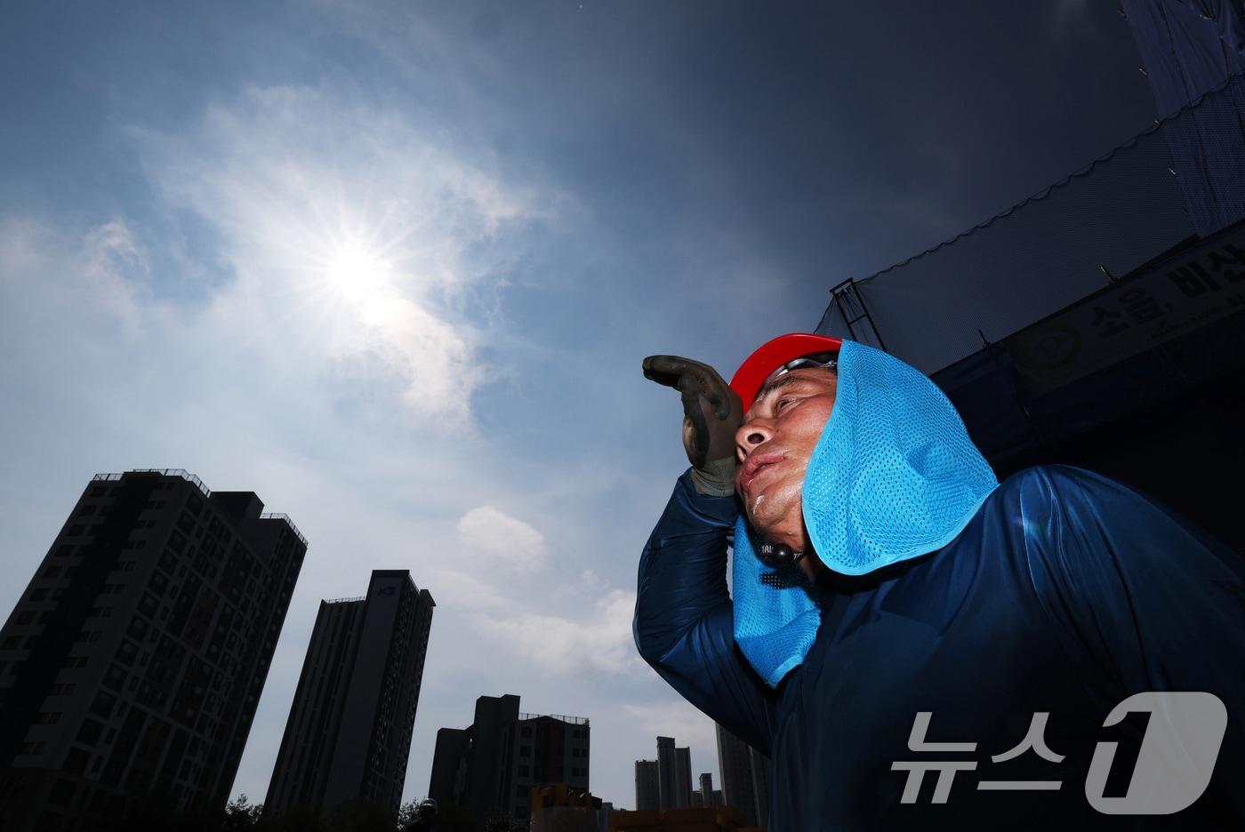 본문 이미지 - 전국 대부분 지역에 폭염특보가 내려진 3일 경기 화성시의 한 공사현장에서 근로자가 땀을 닦으며 더위를 식히고 있다. 2026.8.3 ⓒ 뉴스1 김영운 기자