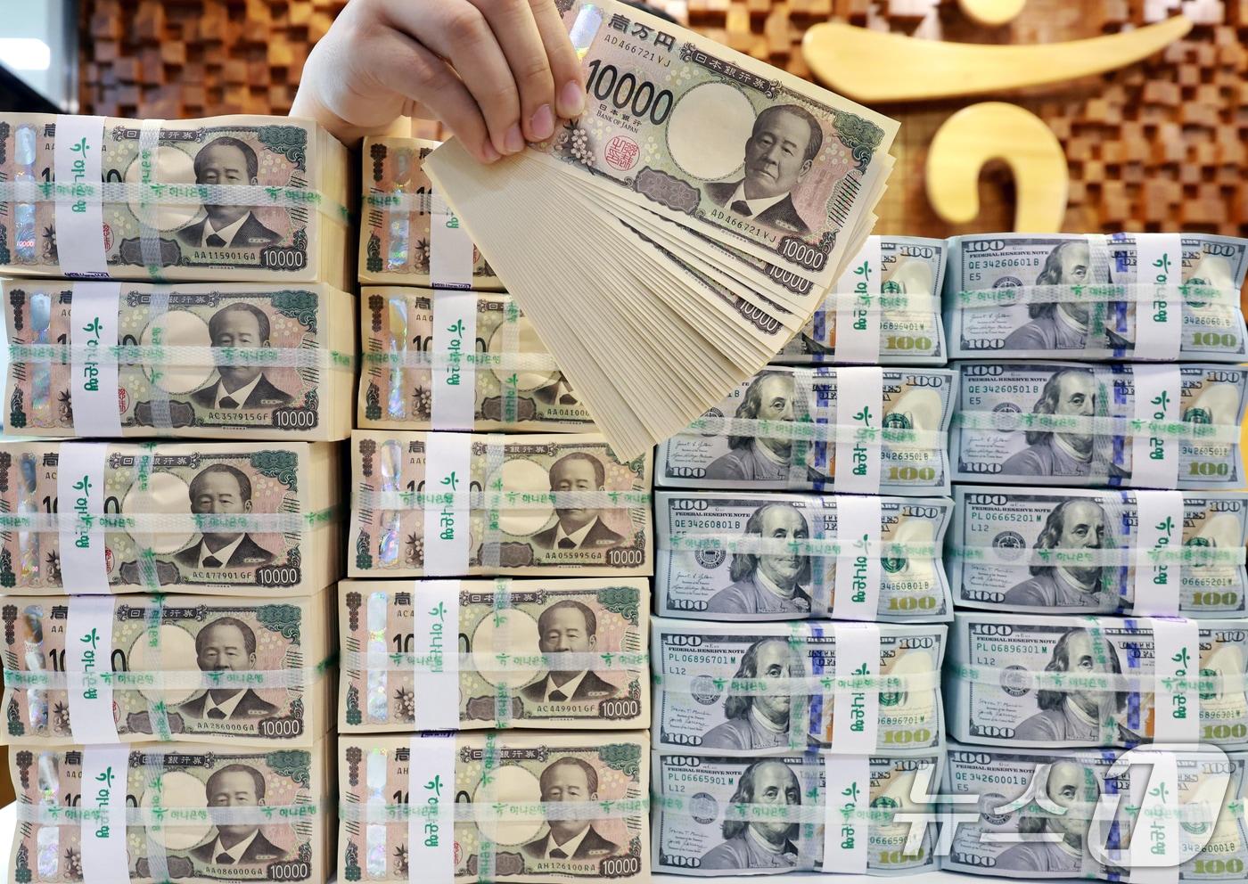 본문 이미지 - 미국과 일본 재무당국이 공동 성명을 통해 엔화 약세에 대응하기 위해 외환시장에 개입한 사실을 발표한 3일 서울 중구 명동 하나은행 위변조대응센터에서 직원이 달러와 엔화를 정리하고 있다. 2026.8.3 ⓒ 뉴스1 이호윤 기자