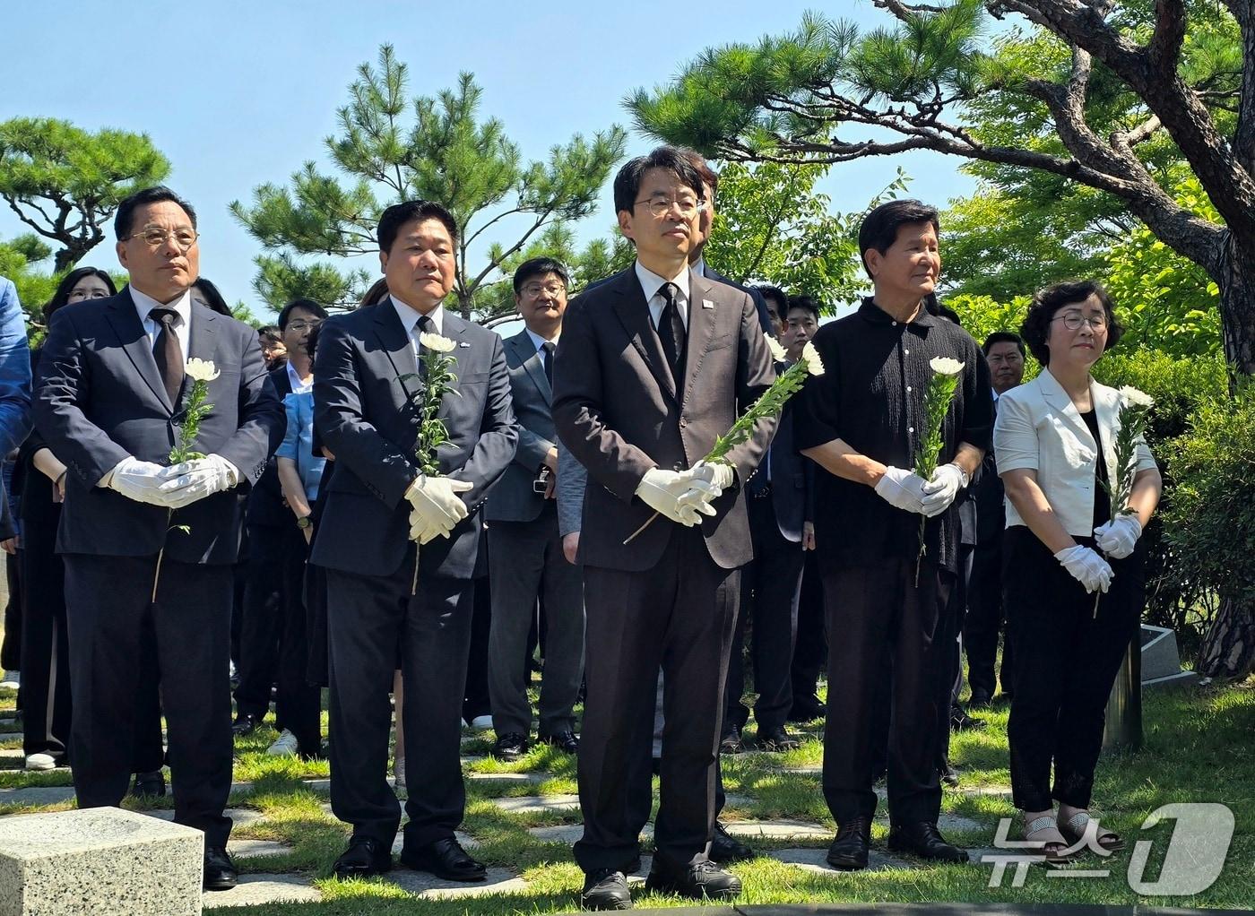 본문 이미지 - 박홍배 신임 더불어민주당 부산시당위원장(앞줄 가운데)을 비롯한 지역위원장들이 부산 민주공원에서 참배하고 있다.2026.8.3 ⓒ 뉴스1 이주현 기자