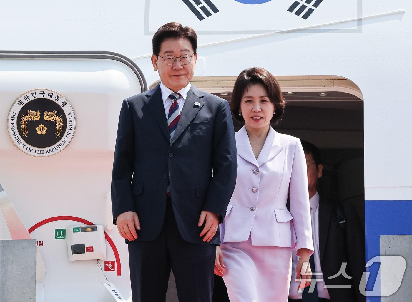 본문 이미지 - 미국·남미 순방 일정을 마친 이재명 대통령과 김혜경 여사가 3일 경기 성남 서울공항에 도착하고 있다. 2026.8.3 ⓒ 뉴스1 허경 기자