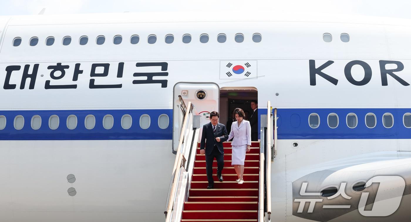 본문 이미지 - 미국·남미 순방 일정을 마친 이재명 대통령과 김혜경 여사가 3일 경기 성남 서울공항에 도착해 이동하고 있다. 2026.8.3 ⓒ 뉴스1 허경 기자