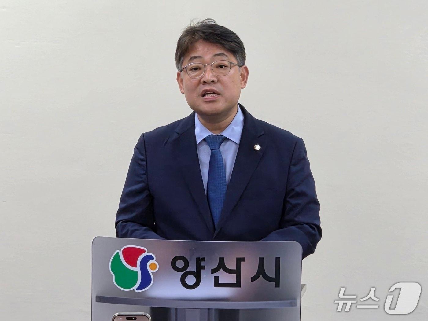본문 이미지 - 김석규 양산시의원이 3일 오전 시청 브리핑룸에서 기자회견을 하고 있다. 2026.8.3/뉴스1 ⓒ News1 임순택 기자