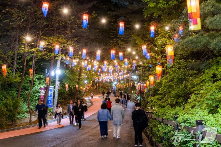 본문 이미지 - 지난해 행주산성에서 열린 '행주가 예술이야'에 참여한 시민들. (고양시 제공, 재판매 및 DB금지)